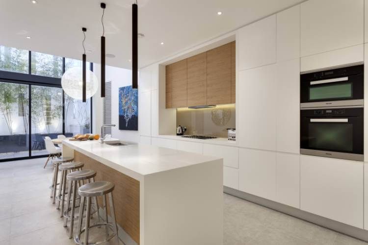 #22 Hình ảnh tủ bếp màu trắng sang trọng cho thiết kế căn hộ